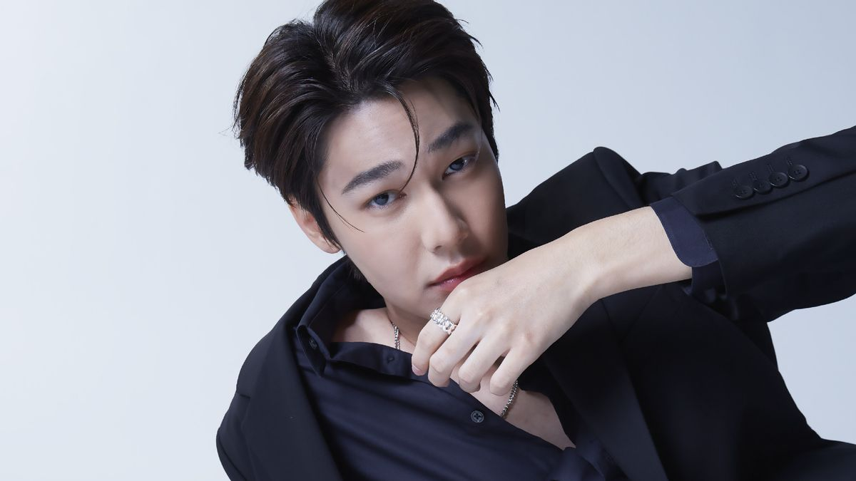 Dew Jirawat: Tiểu sử, sự nghiệp & TOP 6 phim của "mỹ nam F4" thế hệ mới