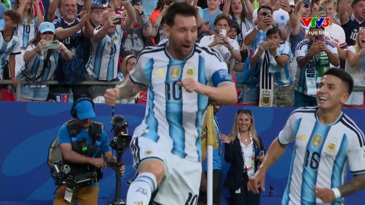 Messi mở tỉ số bằng siêu phẩm