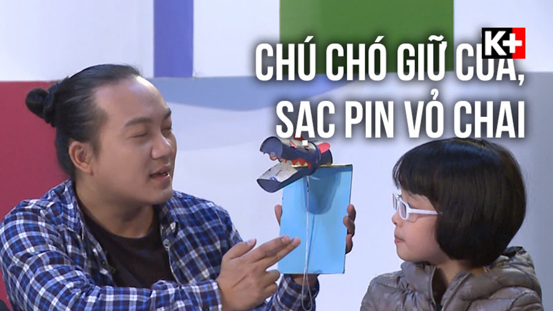 Chú chó giữ cửa, Sạc pin vỏ chai (Hành tinh vuông)